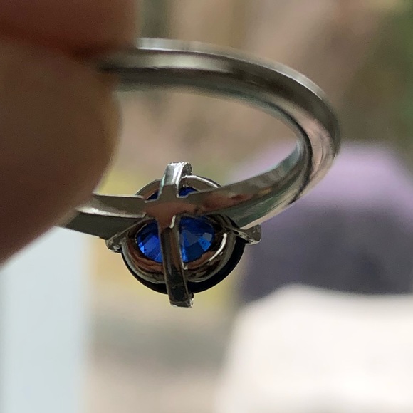 Platinum Sapphire solitaire ring - Picture 8 of 8